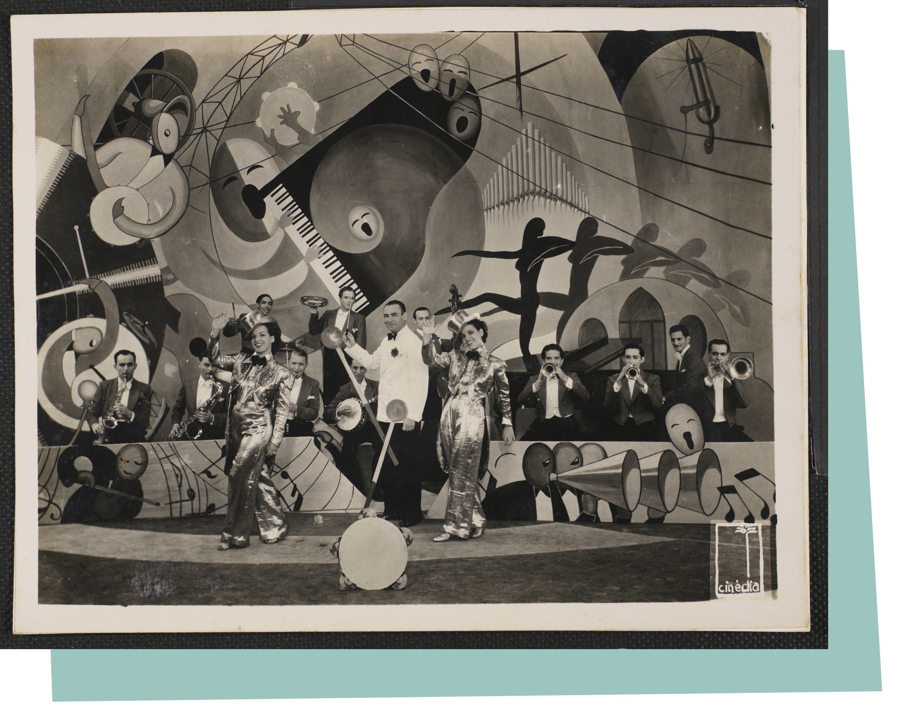  Carmen Miranda, Aurora Miranda e o Bando da Lua em cena referente ao filme, 1936 - 
              Jurandyr Noronha - 
              Coleção Jurandyr Noronha - 
              Acervo FMIS/RJ