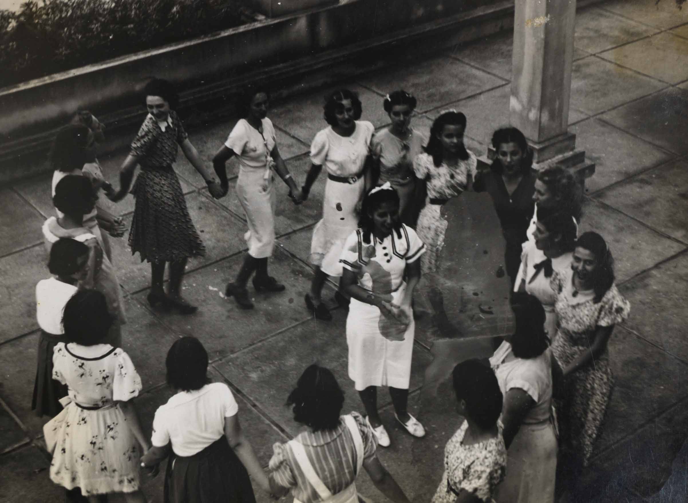 Foto tirada no terraço do jornal A Noite durante edição do programa Curiosidades Musicais sobre Cantigas de Roda, 1938